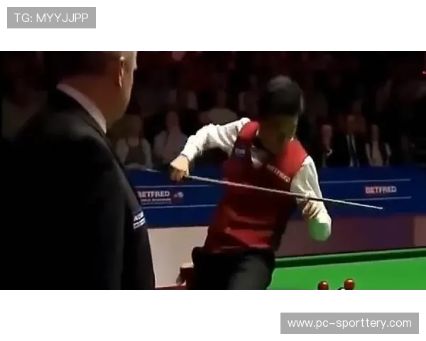 特鲁姆普遭遇尴尬“裤兜卡粉”时刻，裁判戴白手套帮忙解围